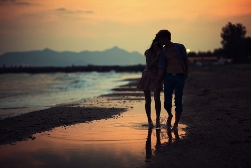 اعقدُ صداقه يوميه مع الحرف ، عُمري 18 عشر شتاء ، مُتخبطه بعد فقد ابي ولا زلت ، اعشقُ بجنون