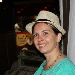 Dentista, mãe de 2 pingos de ouro, esposa feliz. Blogueira e tuiteira. Eu sou eu, jacaré é um bicho...
