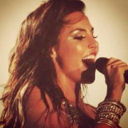 ‟Quando me perguntam o motivo do meu sorriso, eu respondo com o seu nome.”@melfronckowiak @chayleao e @ddlovato s2*
