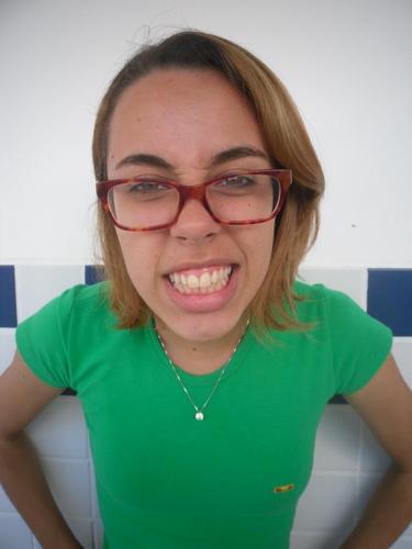 E se a sentença se anuncia bruta
Mais que depressa a mão cega executa,
Pois que senão o coração perdoa.