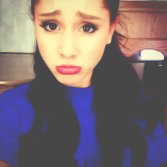 ¿Mi Idola? Esa chica que simepre dice Holis, Ella es una ladrona, si esa chica robo mi corazon, esa chica es ariana grande.