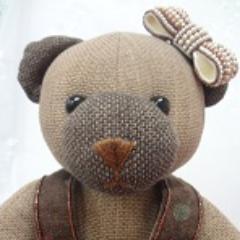キラキラ可愛いものが大好きで、ビーズを使って刺繍をしたり、小さくて可愛いものを制作しています。