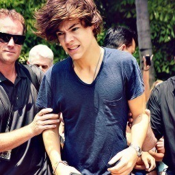 ummmmmmm..... DiReCtIoNEr AnD pRouD !!!!!!!!!    follow me i'll follow BACK!!!! :) Harry Styles be my 1/5??!! OCD FOR 1D.