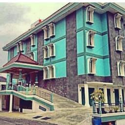 KostGreenHouse's profile picture. JL.Leumah Neundet/Surya Sumantri, Komplek Puri Syailendra Kav 1 (08170990152). Free WiFi, parking space, air panas, 24/7 security system