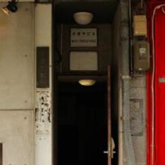 浜松市・田町にある築50年以上の「カギヤビル」。2012年10月、創造性豊かなクリエイターのために「ショップ＆ワーキングスペース」としてオープンしました。