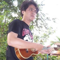 Pemboeat Ukulele & Acoustic Guitar.
Bedarah tjampuran dalam & loear kota.
Pemaloe tapi Alhamdoelillah sehat.