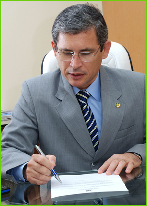 Médico cardiologista e intensivista, senador da República, pai de Ana Paula e Gabriel.