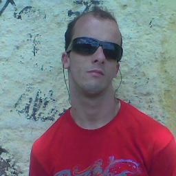 sou criativo, amigo, companheiro... gosto de fazer amigos e amigas.