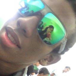 menino amoroso divertido que gosta 
de faser as pessoas ficarem feliz