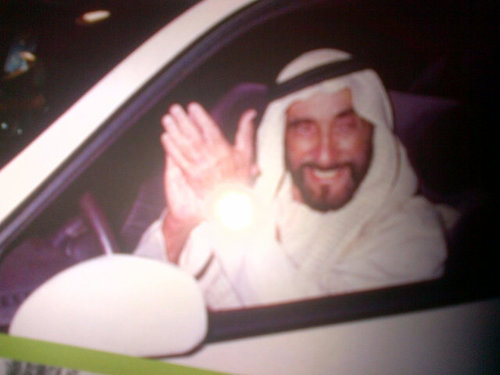 ‎​قالت من انت؟ قلت: مجموعة إنسان! من كل ضد وضد تلقين فيني! فيني نهار وليل ... أفراح وأحزان ... اضحك ودمعي حاير وسط عيني...!!!