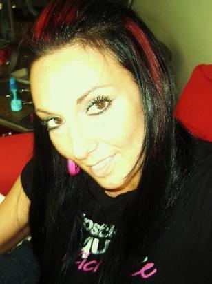 AmandaStark01's profile picture. I'm a work-at-home Internet Marketer. And I LOVE IT! Check out my link to find out how I make hundreds a day using Twitter, and all on autopilot!