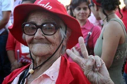A mi me vale madres el retuist y el taimlain. Todos se la comen! La abuela del tuister llegó pa tuitear sin pelos en la lengua