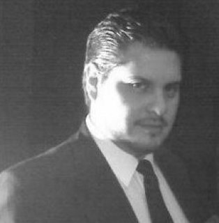 Un día me di cuenta que el ser guapo trae problemas, Quieres saber los mas comunes? solo aquí Músico, poeta y loco, por que de twittearte a mi arte!