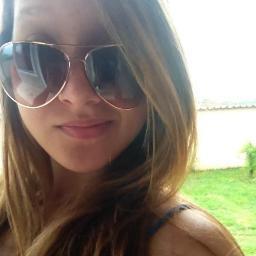Retardada, idiota, ri de qualquer coisa, ciumenta, tímida, boba. Prazer, essa sou eu. Follow-me ?