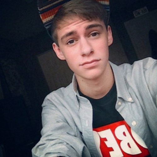 I'm a Photographer and hopefully your next best friend. I've gotten far with my good looks but I'm still waiting for someone to love me for my personality. Gay.