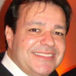 É jornalista colunista social e assina coluna em 31 jornais brasileiros. Fake