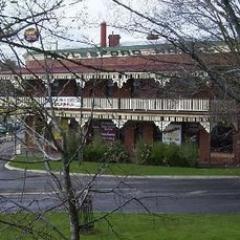 Grand old girl of Daylesford who recently underwent a beautiful restoration. Traditional pub. Great counter meals. Extensive wine list and boutique beers.