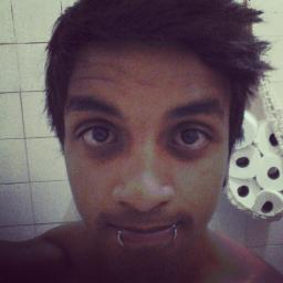 Sempre ligado,sempre sabendo o que quer,Sempre bom da cabeça,nunca doente do pé,Eu vou levando a vida,É, juro que vou,Só no sapato,sempre sendo o que sou.