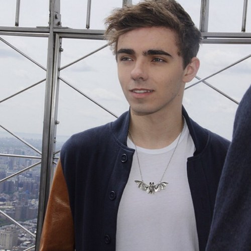 follow us for everything tw related woop, ask for a follow back :) #twfanmily
