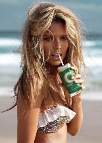 Hi! my name is lexi, 18 years old and topmodel. follow me thanx! love my fans xoxo and ofc i follow back x