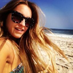 ●• pra que bio se eu tenho a  @CarlaDiaz_ ? 
 - SINCE: 16/09/2011 - oficializações: @Beca_Cruz !