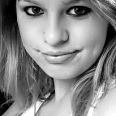 Sou ciumenta, boba, insegura, romântica, chorona, mandona, orgulhosa, irônica, sonhadora, exagerada,desastrada e dramática. Gostou? Follow-me. *----*