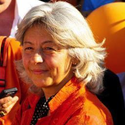 Da sempre vivo e lavoro a Milano, le voglio bene. Capogruppo SEL in Comune. Sono sempre in movimento, con allegria e determinazione.