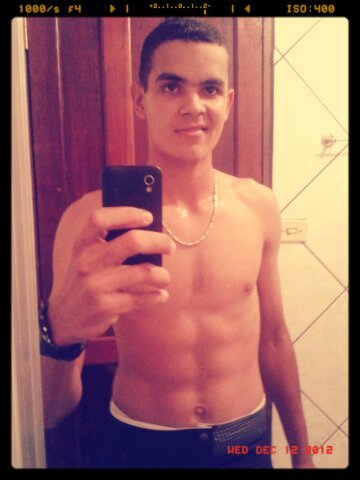 Tenho 19anos' O mundo pode até fazer você chorar mais Deus te quer sorrindo ♪ A dor é inevitável e o sofrimento é opcional.Bem sou 'EU'.