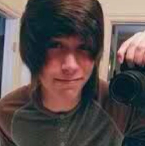 im Skye and i love hugs c: @SarahMayFire is my sarahpie!! x Go follow her or i eat you face ^^ i also adore @erinclarkx!! FOLLOW NOW.