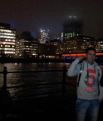 KikoKikogorzas's profile picture. Si tienes que luchar que sea por ellos y si tienes que perder q sea tu vergüenza o tu miedo..