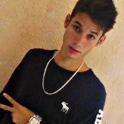 Tenhoo 17 anos sou verdadeirro acreditooo nos meu sonhos e vou alemmm... eu adoroo andar de skate .. Gosto muitoo de doces!!!