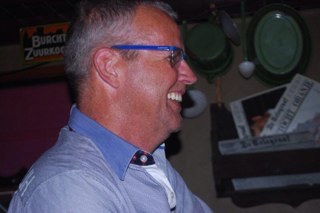 terrasje pakken, kaartje leggen, biertje drinken, biljarten, voetbalwedstrijdje kijken. Werkt bij gemeente Edam-Volendam.