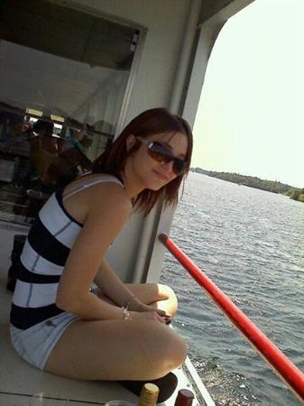 JaquelineGua's profile picture. Insert pretentious crap about myself here.