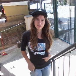 Olha eu aq, pra falar sobre essa Looka.. Euu vim dizeer que amo mtmtmt essa Minaa' é q ela é mt queria e legal com Eu'!  Teeamoo'3  Looira,
 P:@UmaGoouda_