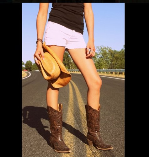 Born&raised in a one stop light town, on a farm in the middle of no where. Showin livestock, huntin and muddin. #teamfollowback