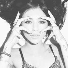 The Official page of the Model, Internet Journalist, Fashion Designer, Glitter Obsessed, Rock n' Roller Hanna Beth. ContactHannaBeth@yahoo.com