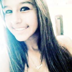 Toda garota leva um sorriso no rosto e mil segredos no coração (;
