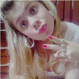 Nem sempre o sorriso que trago no rosto é a vida que venho levando, mas sempre to de cabeça erguida e de pouco em pouco vou conquistando ♪