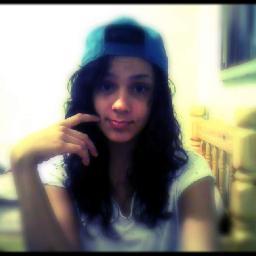 Gaúcha, amiga, ciumenta, sincera, preguiçosa até demais, chata, boba. E belieber pra sempre, problema? u.u