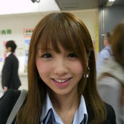 Fiumi そういえば 高校のころ ちょっとぽっちゃりしすぎてるのにスカートがやたら短い子たちの３人組がいて 心の中で 黒い三連星 って呼んでた 廊下を走ってきたら ジェットストリームアタックだ とか勝手に興奮してテンション上がってた
