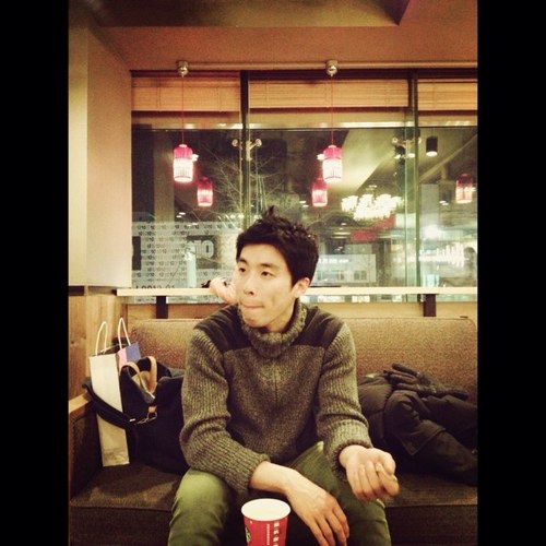 dulNbe's profile picture. 마흔 번의 겨울이 그대의 이마를 공격하여 그대의 아름다운 벌판에 깊은 참호를 여러 줄 팔 것입니다. 그리고 시간이 그대의 젊음의 대낮을 더렵혀진 밤으로 바꾸어 놓을 것입니다.