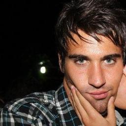 bazen kendimi hint dansı yapan esas oğlanın arkasında pervasızca dans eden milyonlarca ergenden biri gibi hissediyorum. sonra geçiyor...