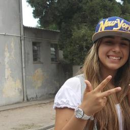 Apenas um simples menina , ciumenta , chata , legal , qq ama seus amigos e sua familia .