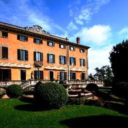 Immersa nel verde di un parco secolare si erge la prestigiosa Villa Porro Pirelli, una dimora del Settecento situata nelle colline a pochi Km da Varese.