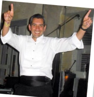 Verdadero y bravo marino navegado en 7 mares. Amante de la costa y su alegria. Soñador y amigo para siempre.