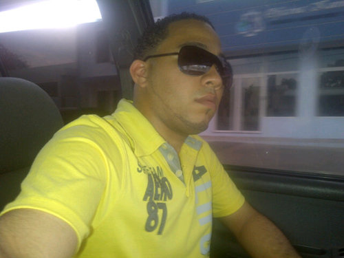 Trabajo, me gusta  andar y tomar tragos sociales
 (solterito)