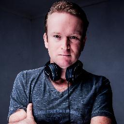 Blumenauence, desde os 14 anos no meio da musica eletronica,hoje dj residente da rivage.  
http://t.co/OUNawfOt
http://t.co/sbTFKPVL