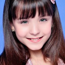 Eu sou a menina mais bonita da Escola Mundial.
  O menino mais bonito da Escola Mundial e o Jorge.