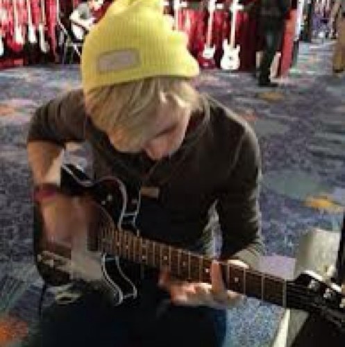 I'm 19. I play Austin moon on Austin and ally. I play Brady on teen beach movie.