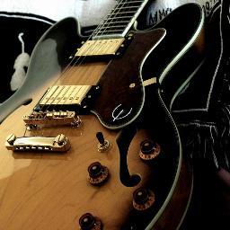 Lleno mi vida con solo rock and roll. ♪